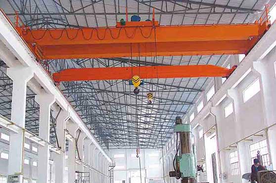 What preparations should bridge crane drivers take before work